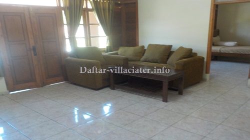 ruang tamu villa di ciater dengan kolam renang pribadi