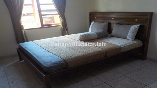 kamar tidur villa di ciater dengan kolam renang pribadi