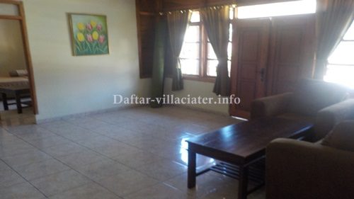 ruang tamu villa di ciater dengan kolam renang pribadi