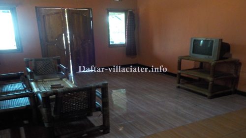 ruang tamu di penginapan di ciater yang murah
